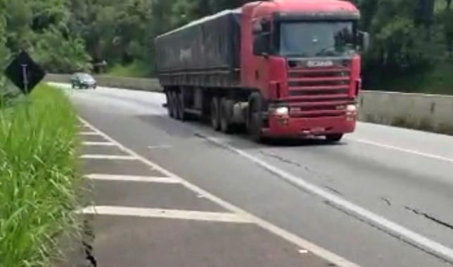 Após afundamento na pista, BR-277 é totalmente interditada no sentido Litoral do Paraná